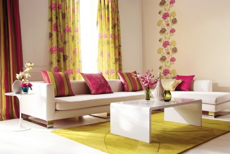 dekorera vardagsrum blommotiv gardiner tapeter grönrosa färger