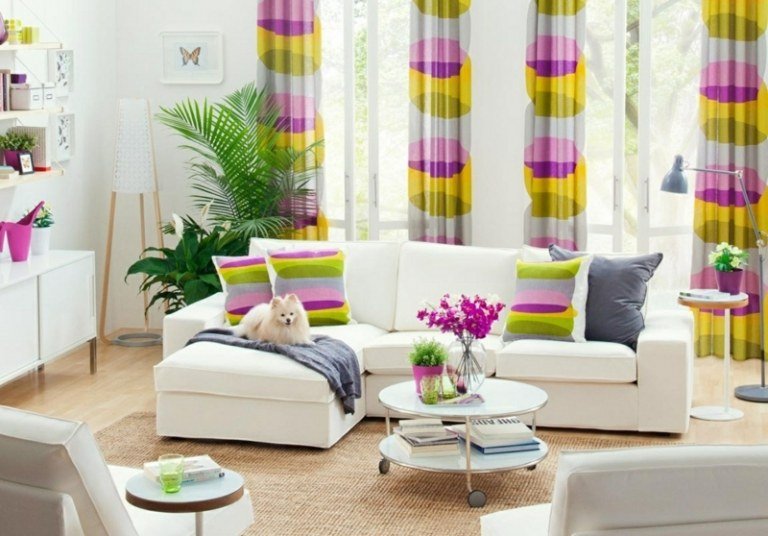 dekorera vardagsrum färgglada gardiner gul rosa vit soffa