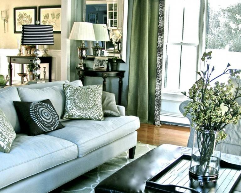 dekorera vardagsrum blågrå färger möbler vasbricka soffbord