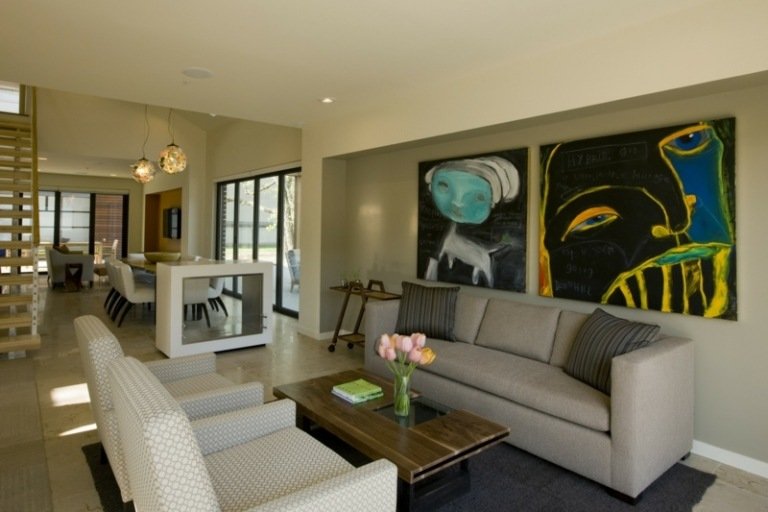 dekorera vardagsrum abstrakta bilder väggdesign grå soffa
