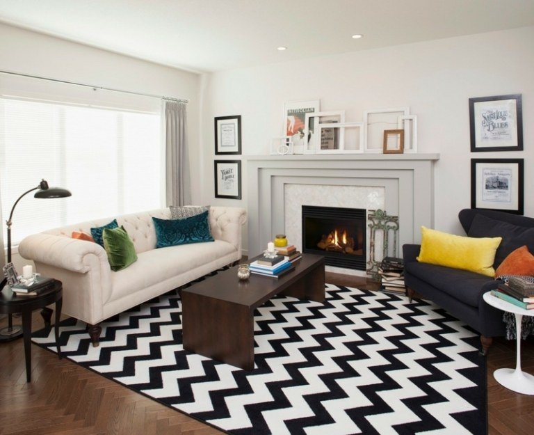 vardagsrum dekorera sicksack matta öppen spis svart och vit soffa