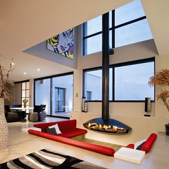 asymmetrisk-tak-röd-stoppade-möbler-i-vardagsrummet