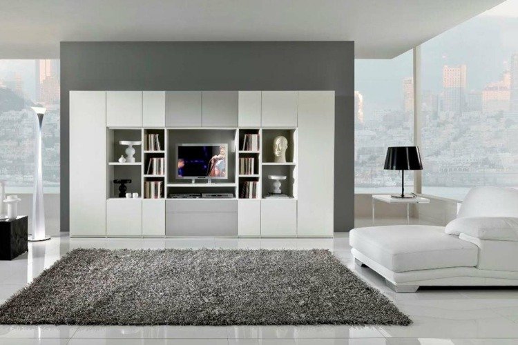 inrättat vardagsrum inbyggd vägg grå vit soffa minimalistisk
