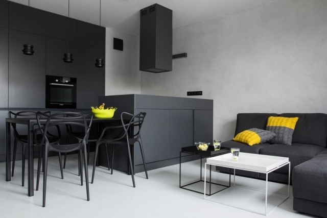 vardagsrum-inredning-svart-vit-gul-kuddar-inbyggt kök utan handtag