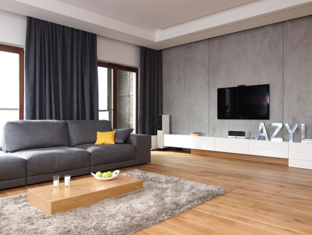 vardagsrum-möblering-neutral-golv-laminat-ljus-levande-vägg-blank vit