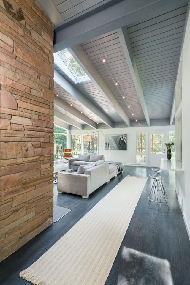högkontrast-interiör-natursten-klädd-vägg-golv-laminat-grå