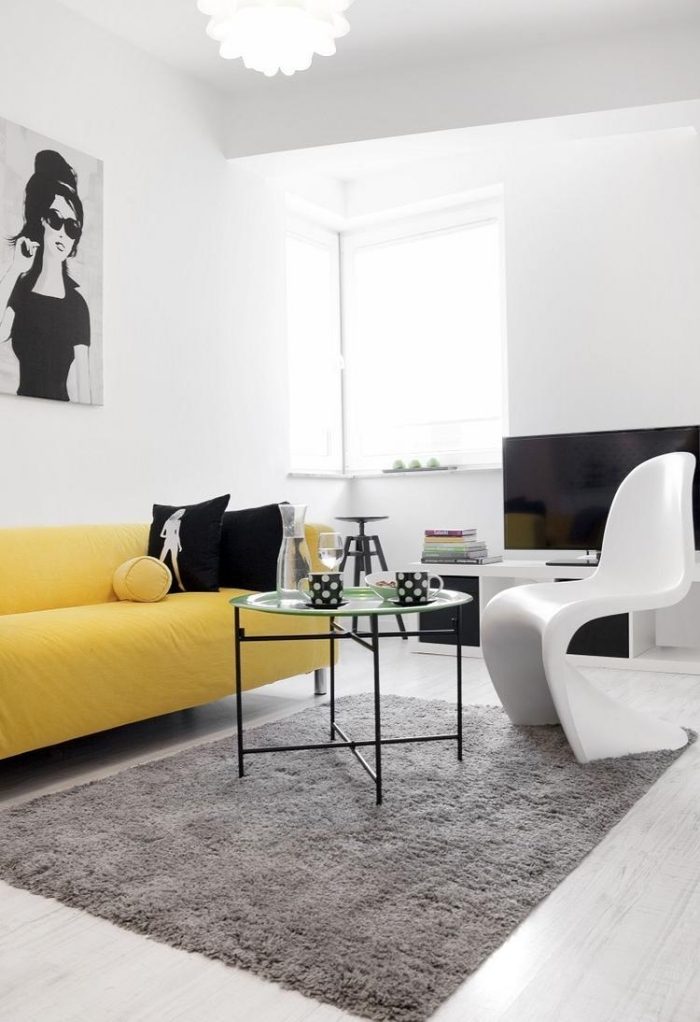 Inred ett smalt vardagsrum-svart-vit-gul-soffa