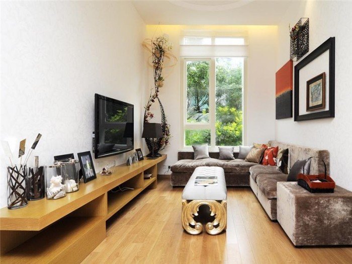 smal-vardagsrum-möblering-hörn-soffa-skänk-tv-väggmonterad