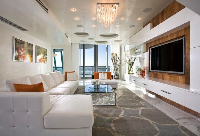 modern-vardagsrum-vit-brun-tak-design