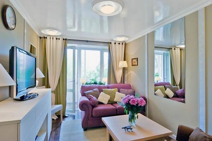 litet-smalt-vardagsrum-2-sits-soffa-grädde-väggfärg