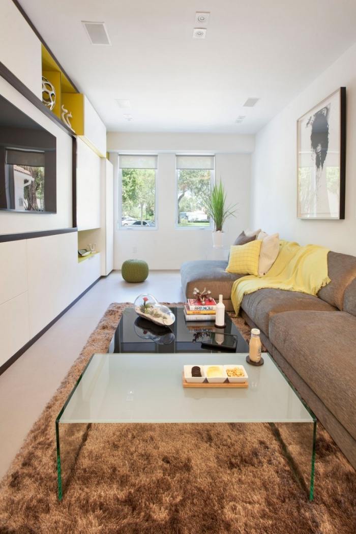 Inred ett smalt vardagsrum -tv-vägg-inbyggt-barriär-brun-gul