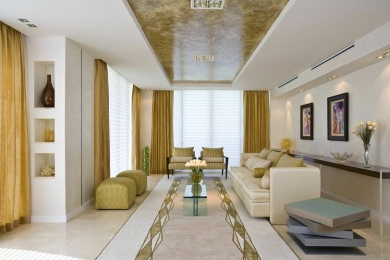vardagsrum dekorera vita möbler guld accenter tak design
