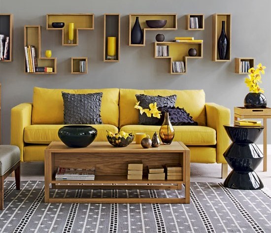 Träbord på gula soffa vägghyllor