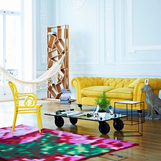 gul soffa färgrik lila matta vardagsrum