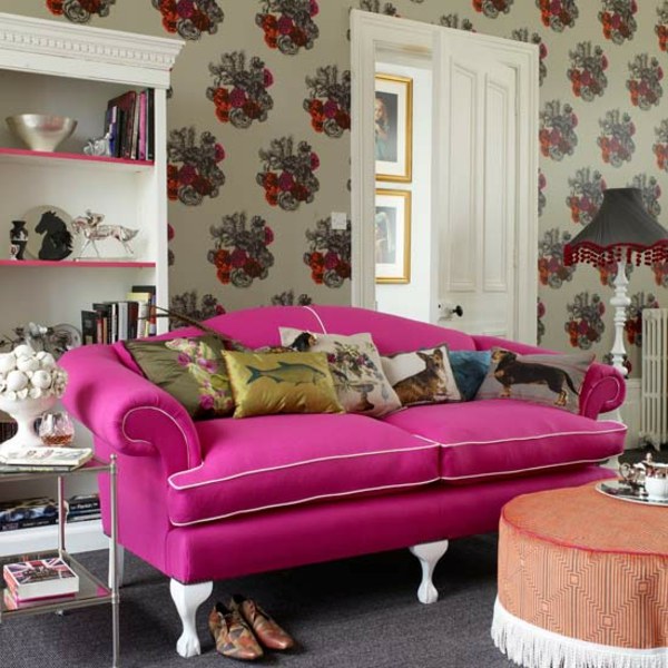 eklektiskt-vardagsrum-rosa-soffa-färgat-tapett