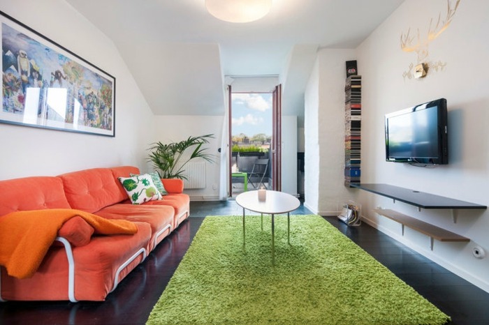 Idéer sluttande tak orange soffa grön matta