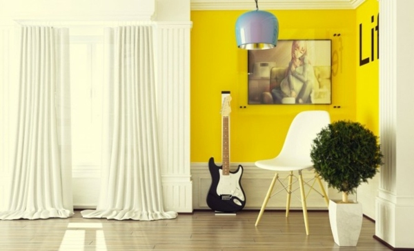 gul-vägg-elegant-vit-gardiner-vardagsrum-färg