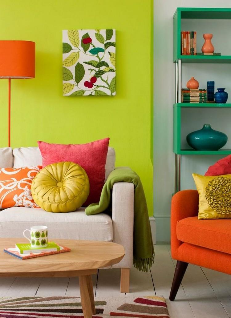 vardagsrum-färg-design-lime-grönt-accent vägg-beige-soffa-trä-soffbord