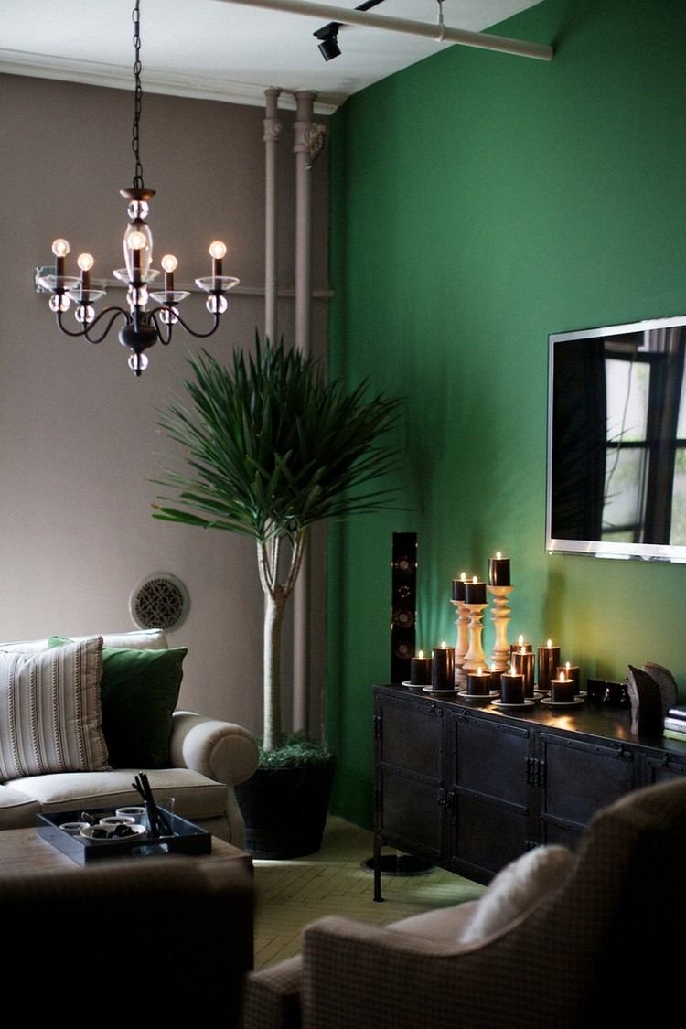 vardagsrum-färg-design-grön-smaragd-grön-vägg-färg-taupe-vägg