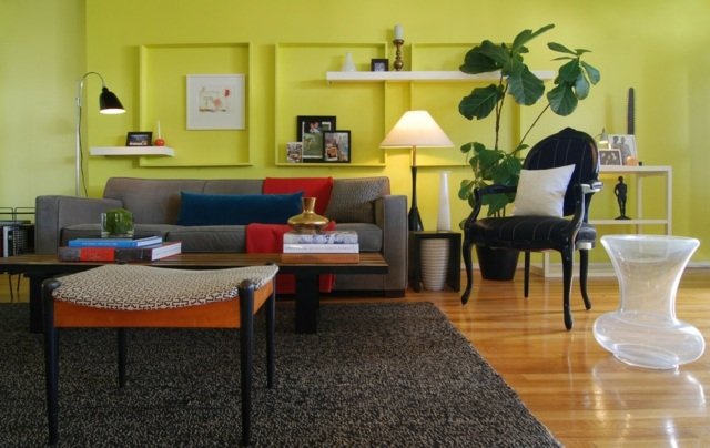 Vardagsrumsdesign färger vägg accent grå soffa orange ottomanska blå kuddar