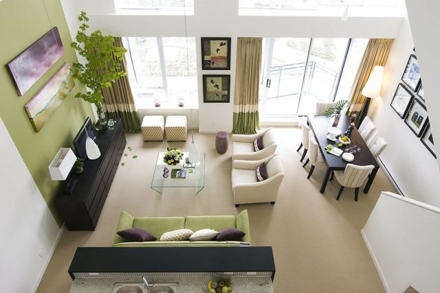 sätta upp accentvägg grön soffa deco kudde lila färgdesign