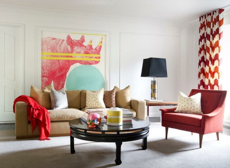 Vardagsrumsgardiner-röd-vit-geometrisk-mönster-beige-soffa