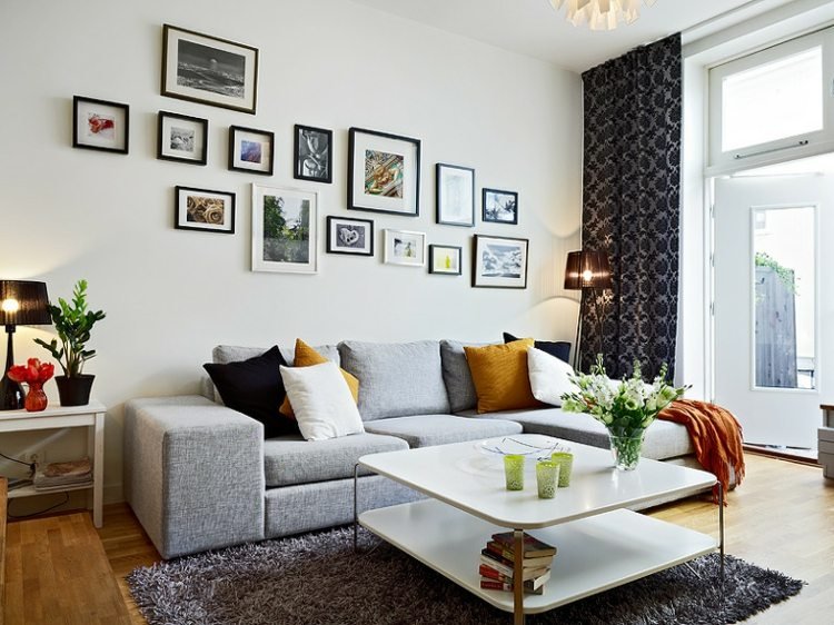 Vardagsrumsgardiner-gardiner-svart-blommigt-mönster-grå-soffa
