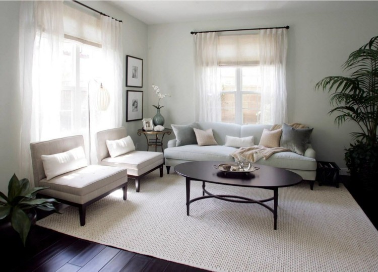 Vardagsrumsgardiner vit-beige-fåtölj-matta-pastellblå-soffa