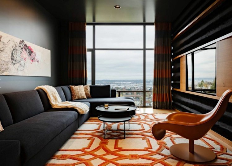 vardagsrum-gardiner-gardiner-brun-orange-svart-soffa