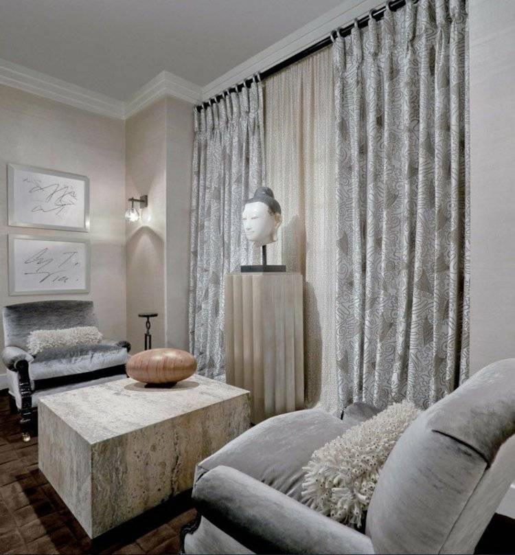vardagsrum-gardiner-gardiner-vit-grå-fåtölj-travertin-soffbord