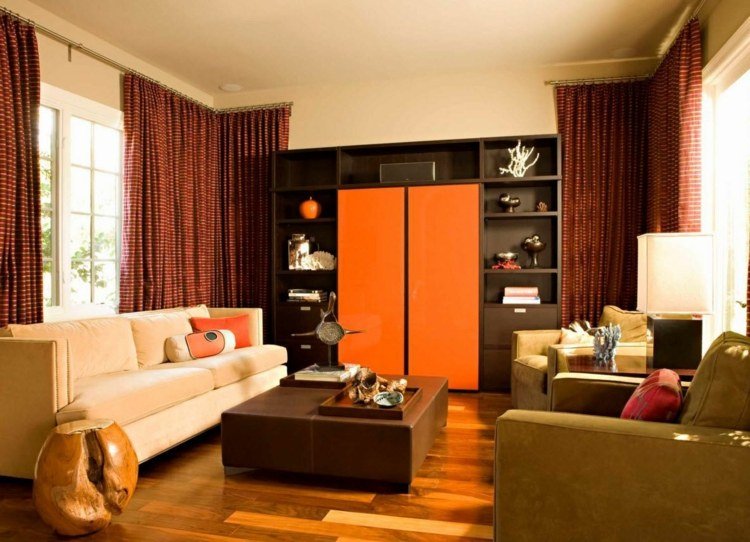 vardagsrum-gardiner-gardiner-röd-beige-randig-vit-soffa