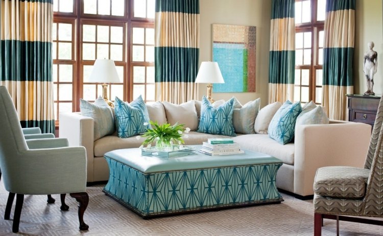 vardagsrum-gardiner-randig-blå-vit-soffa