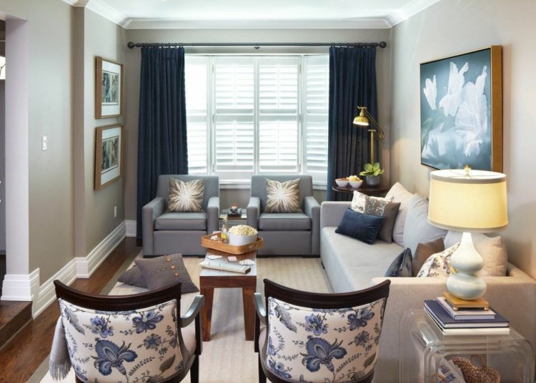 vardagsrum-gardiner-gardiner-mörkblå-beige-soffa-träbord