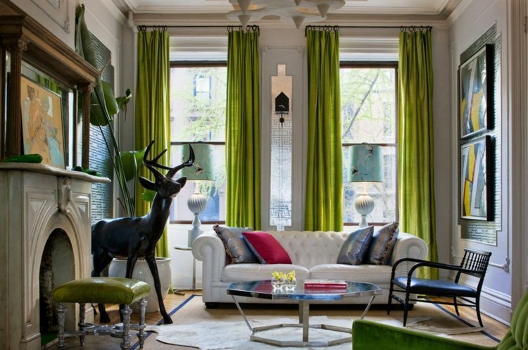 vardagsrum-gardiner-gardiner-grönt-vitt-läder-soffa-trägolv