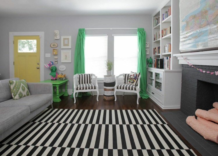 vardagsrum-gardiner-grön-matta-randig-svart-vit-grå-soffa