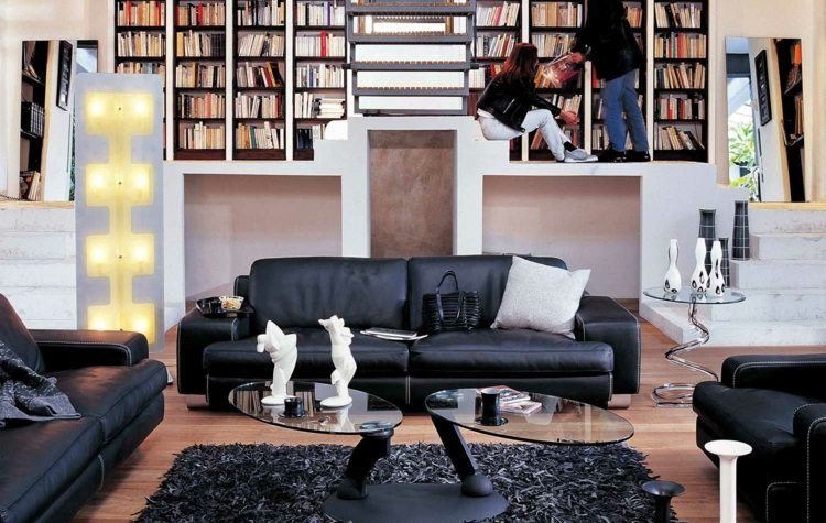 vardagsrum-idéer-svart-soffa-läder-soffa-glas-soffbord-laminat-komfort