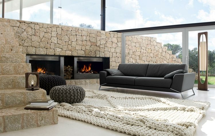 vardagsrum-idéer-svart-soffa-färger-beige-öppen spis-natursten-dekoration