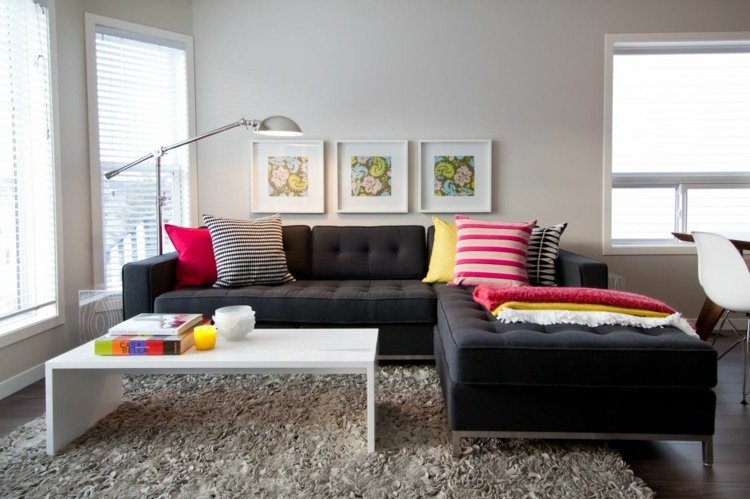vardagsrum-idéer-svart-soffa-vitt-soffbord-grå-matta-färgglada-soffor