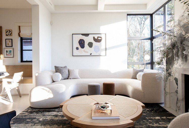 Texturerat soffbord kombinerat med en rund soffa