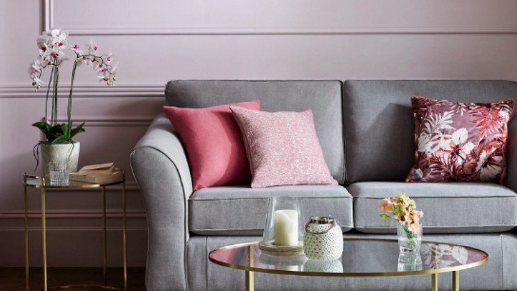 Kombinera blush väggfärg i vardagsrummet med tillbehör
