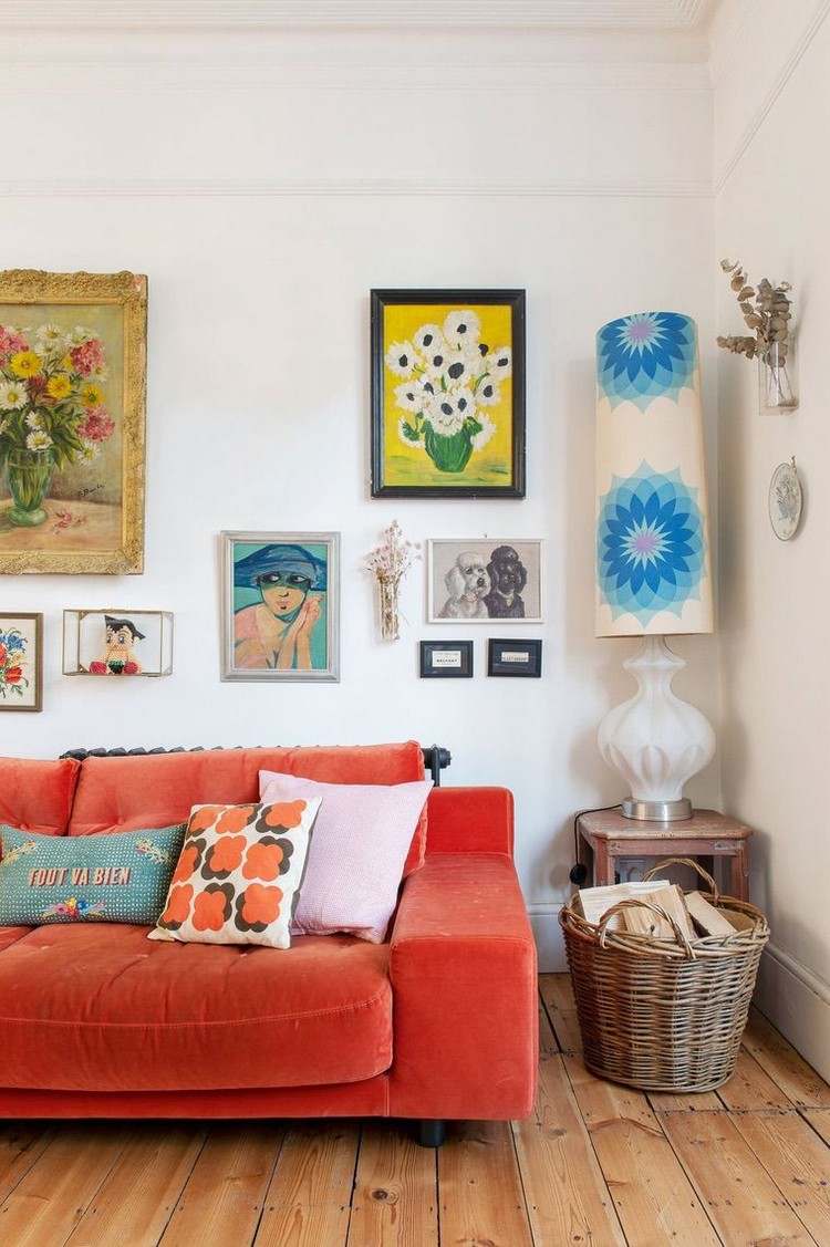 Färgad soffa som accent i det moderna vardagsrummet