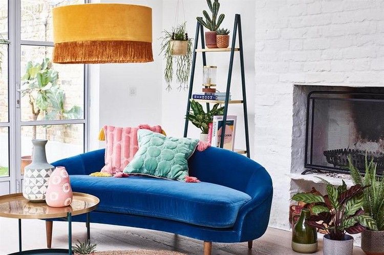 Blå soffa med rundad form i det moderna vardagsrummet