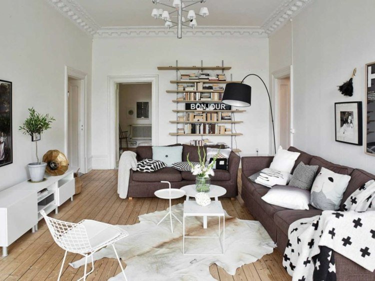 vardagsrum-idéer-brun-soffa-vit-deco-päls-gammal byggnad-parkett-svart golvlampa