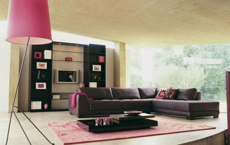 vardagsrum-idéer-brun-soffa-feminin-rosa-levande-vägg-högglans-bord