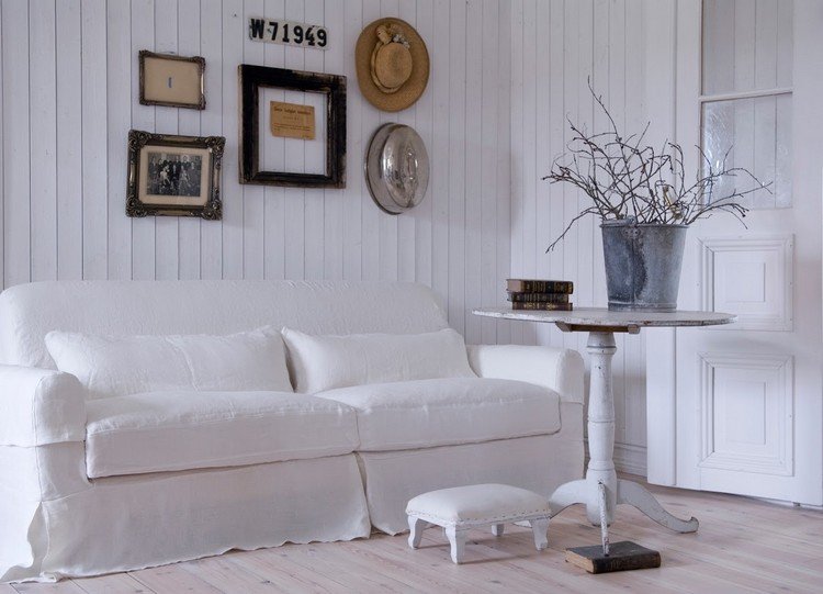 vardagsrum-landstil-vit-soffa-omslag-kvistar-hink
