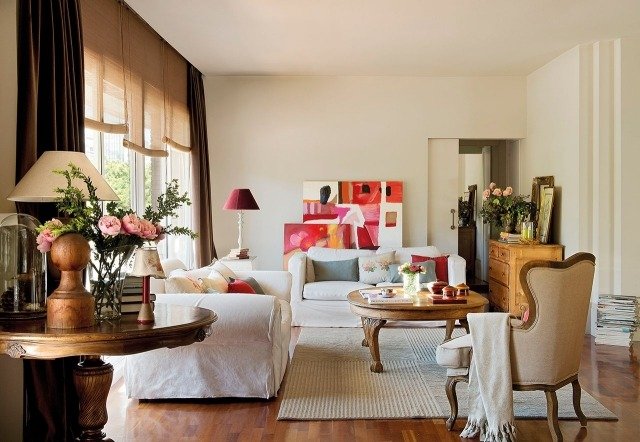 vardagsrum i lantlig stil-modernt-massivt trä-möbler-vitt sofföverdrag