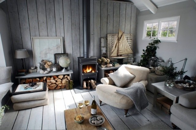 möblering-vardagsrum-lantlig-eldstad-trä-grå-väggfärg