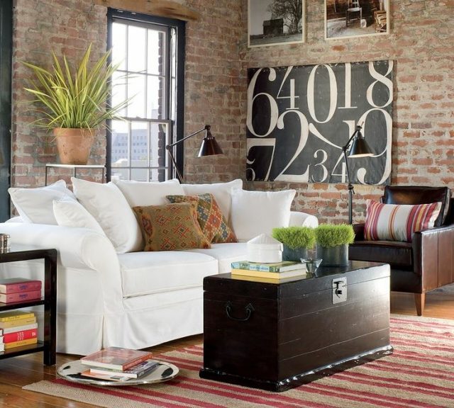 vardagsrum-lantlig stil-exponerad-tegel-vägg-vit-stoppad soffa