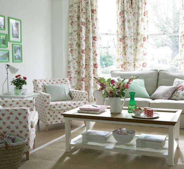 vardagsrum-fransk-country-stil-blommig-motiv-vita-möbler