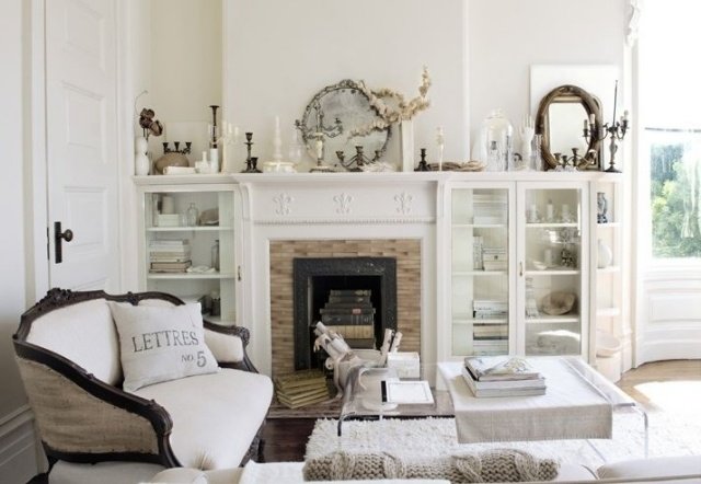 vardagsrum-fransk-country-stil-vit-färg-eldstad-ljusstake-dekoration